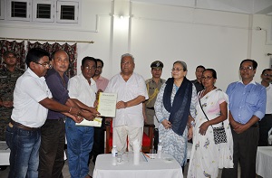 The Governor of Arunachal Pradesh and Nagaland Shri P.B. Acharya receving memorandum from the public of Namsai at Mahadevpur, Namsai District on 4th August 2017.